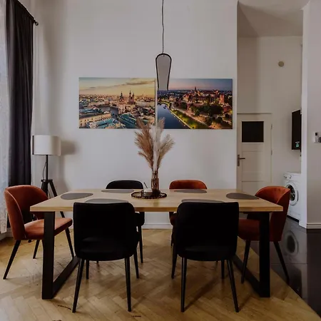Golden Pearl - Main Square, 100 Sqm, 4 דירה *
